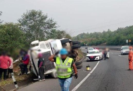 Tráiler se vuelca en el libramiento Xalapa- Perote y la rapiña vuelve