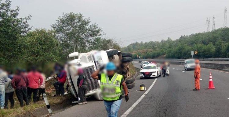 Tráiler se vuelca en el libramiento Xalapa- Perote y la rapiña vuelve