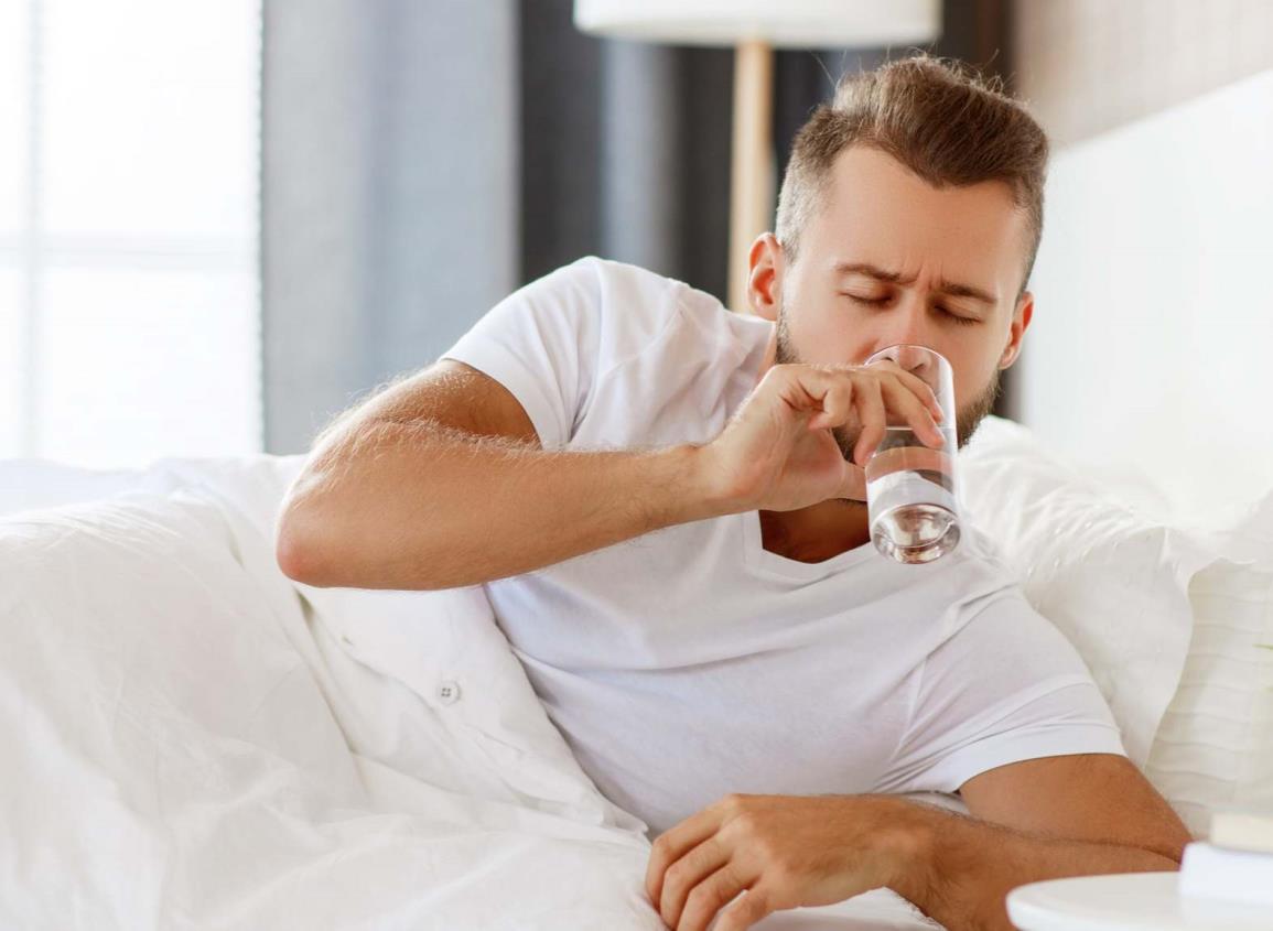 ¿Qué tan saludable es tomar agua en ayunas?