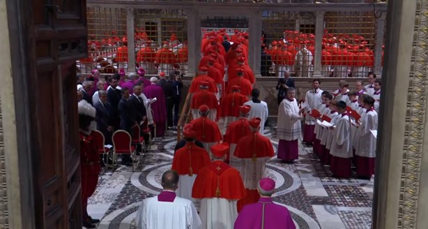 Cardenales entran a la Capilla Sixtina y comienza el cónclave para elegir al nuevo Papa