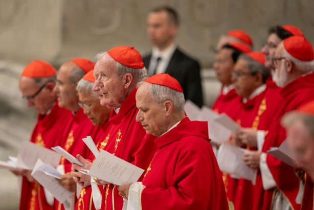 Cardenales entran a la Capilla Sixtina y comienza el cónclave para elegir al nuevo Papa