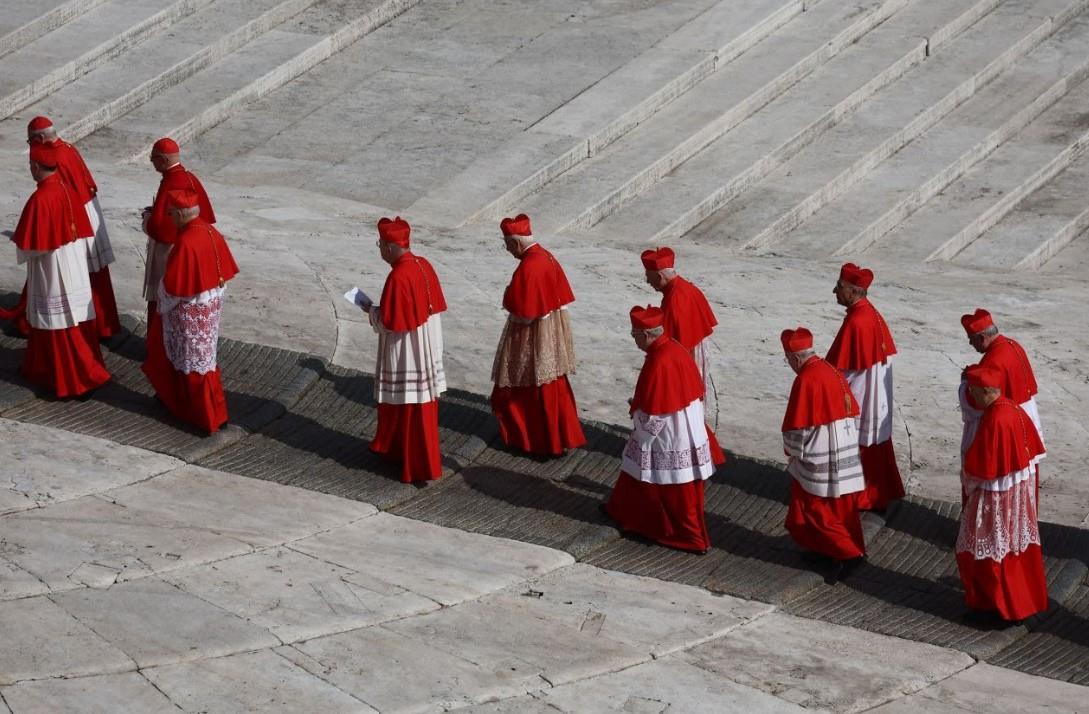 Cardenales entran a la Capilla Sixtina y comienza el cónclave para elegir al nuevo Papa