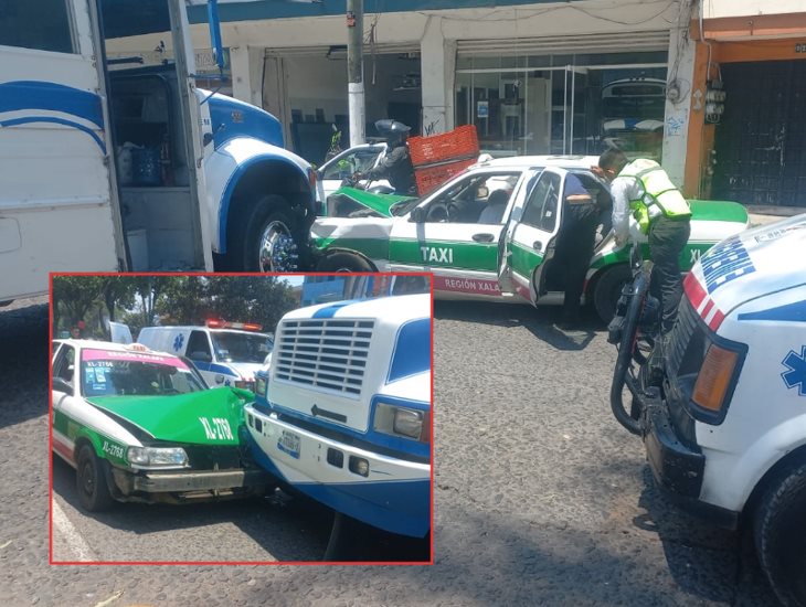 Fuerte choque entre taxi y autobús en la avenida Xalapa deja una lesionada