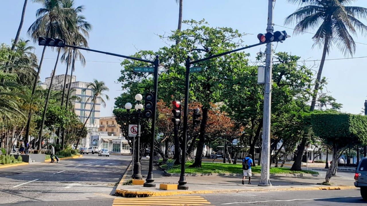 Colocan semáforos nuevos con tecnología LED en el centro de Veracruz