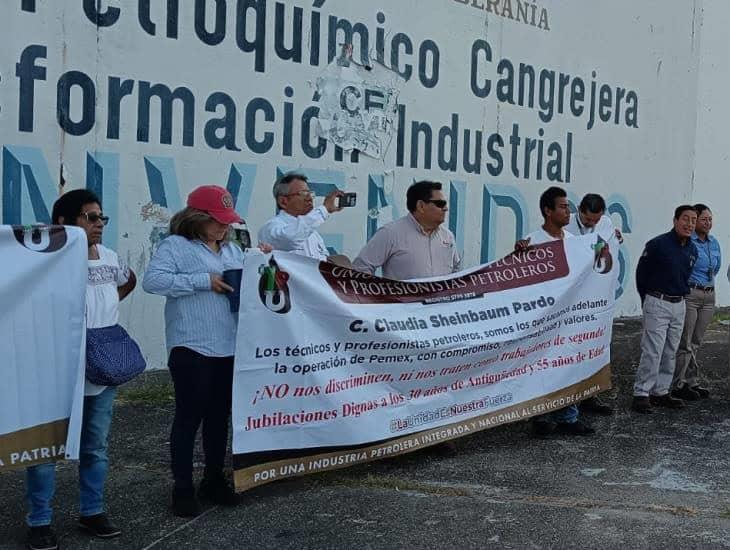 Petroleros adheridos a UNTYPP se manifiestan en Pemex; exigen ajuste en edad jubilatoria