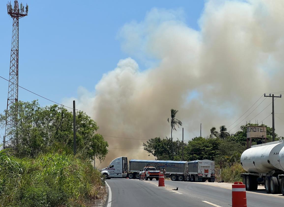Fuerte incendio de pastizal en la carretera Coatzacoalcos- Minatitlán; por el humo cierran circulación