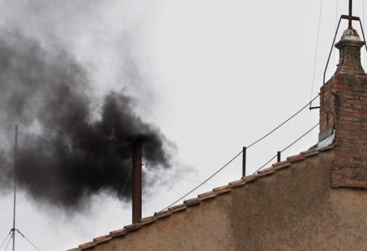 Sin acuerdo aún: humo negro tras la primera votación para elegir al nuevo Papa