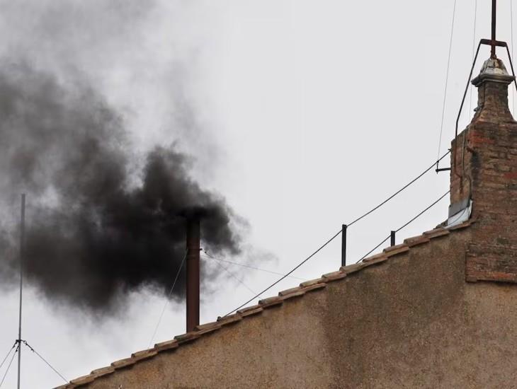 Sin acuerdo aún: humo negro tras la primera votación para elegir al nuevo Papa