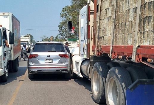 Camioneta  resulta con daños tras ser impactada por tráiler en Martínez de la Torre