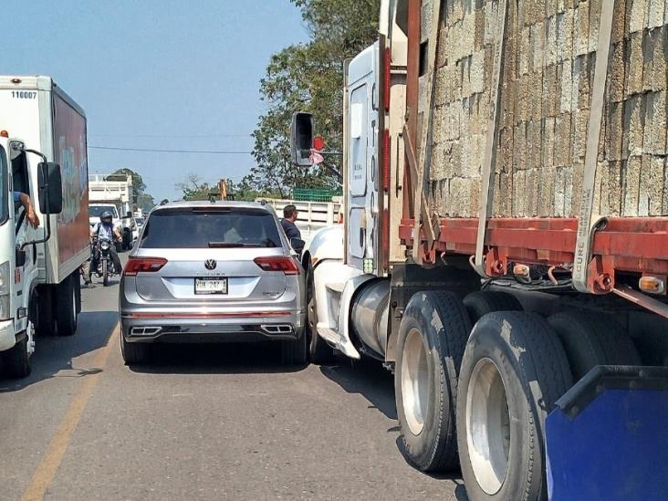 Camioneta  resulta con daños tras ser impactada por tráiler en Martínez de la Torre