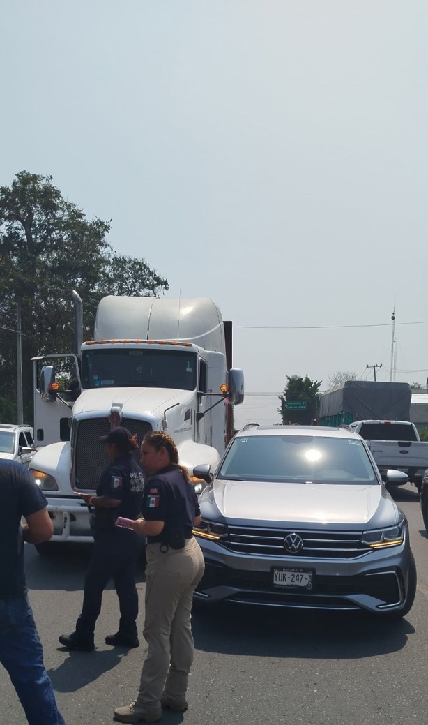 Camioneta  resulta con daños tras ser impactada por tráiler en Martínez de la Torre
