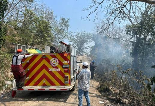 Contienen incendio en pastizal y basurero municipal de Vega de Alatorre