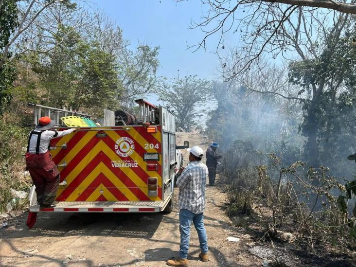 Contienen incendio en pastizal y basurero municipal de Vega de Alatorre