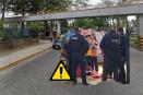 Evitan que mujer se lance de puente peatonal en Xalapa