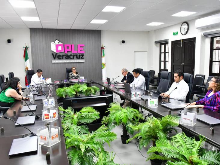 Van 350 renuncias de candidatos en Veracruz