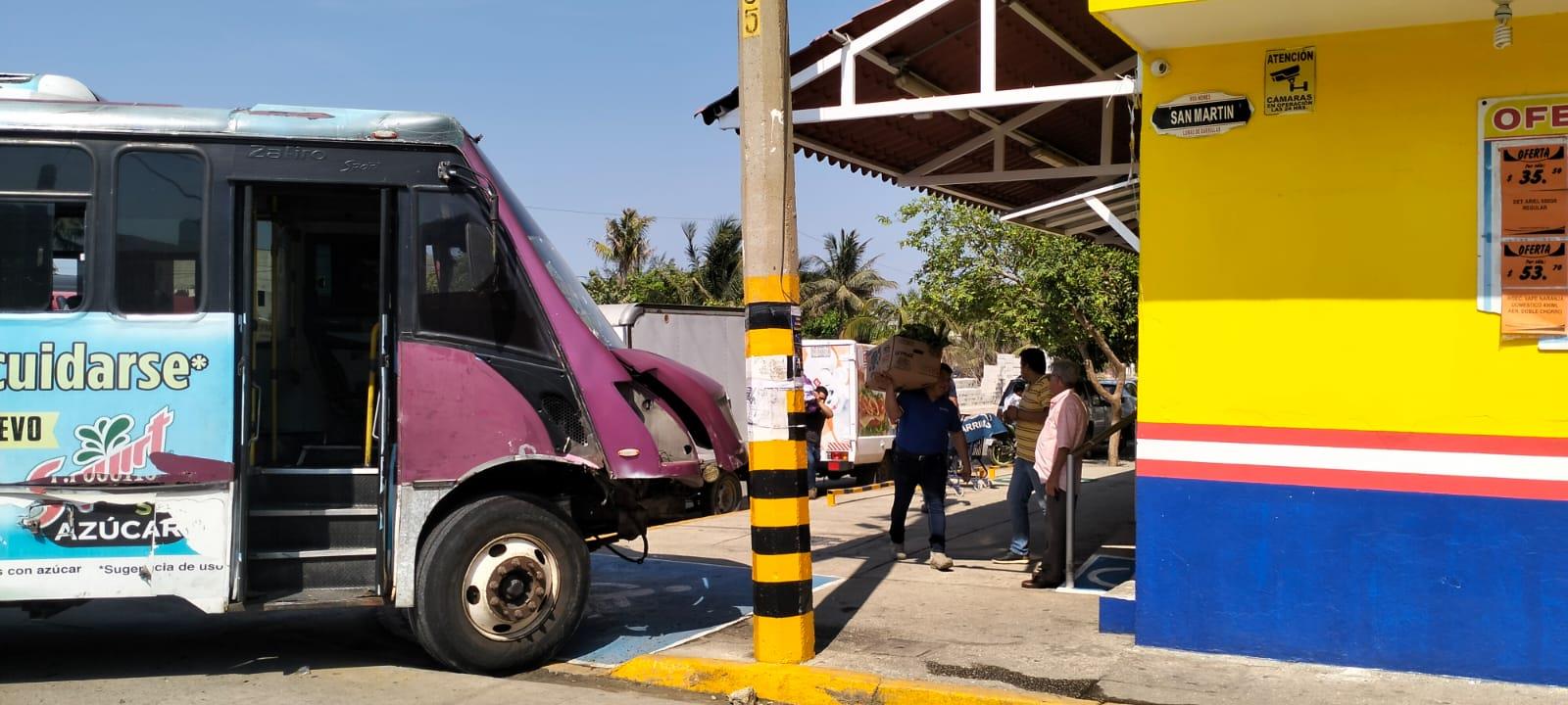 Choque de autobús contra camioneta al poniente de Coatzacoalcos; una mujer lesionada