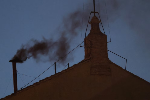 Sin acuerdo aún: humo negro tras la primera votación para elegir al nuevo Papa