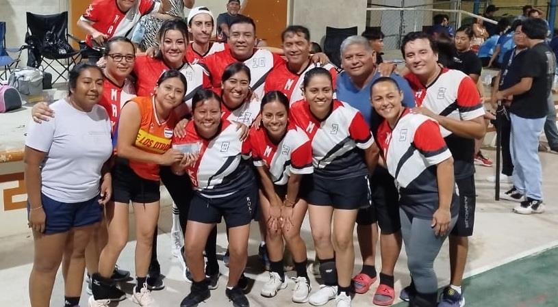 Makos tricampeón del voleibol mixto Más 30 de Jáltipan