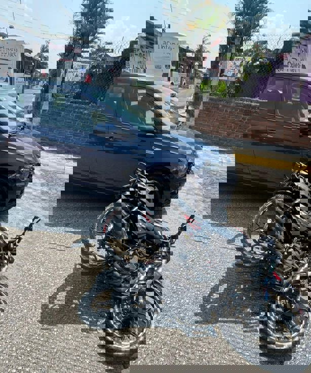 Accidente entre moto y auto deja un herido grave en Fortín