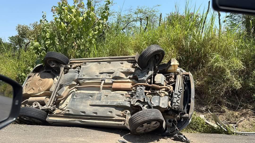 Vuelca auto compacto en la carretera Villa del Espíritu Santo