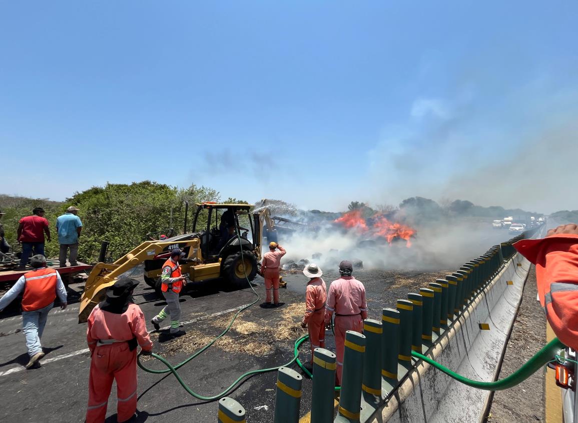 Fuego consume tracto cargado con pacas para ganado en autopista de Acayucan  | VIDEO