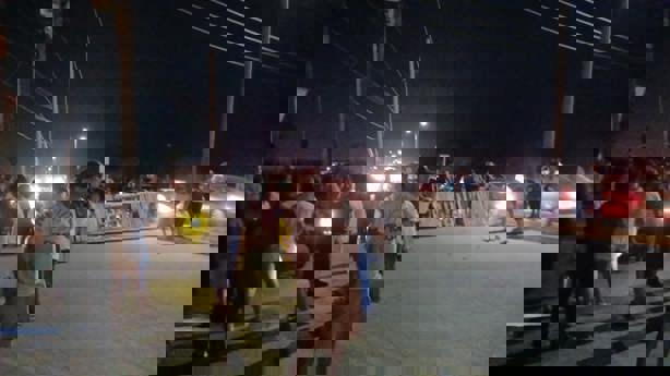 Tras más de 48 horas sin luz ni agua, vecinos bloquean la carretera a Las Barrillas Tras más de 48 horas sin luz ni agua, vecinos bloquean la carretera a Las Barrillas