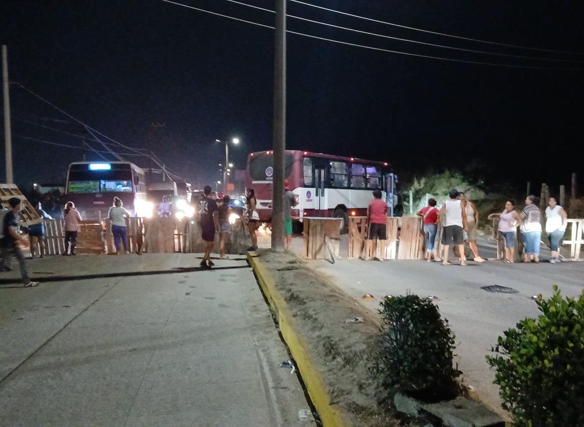 Tras más de 48 horas sin luz ni agua, vecinos bloquean la carretera a Las Barrillas