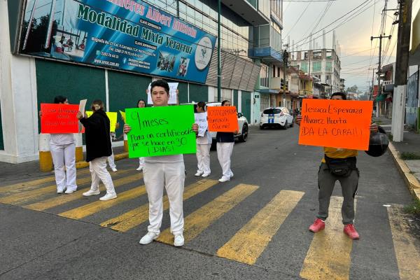 Estudiantes de Enfermería bloquean calle Magnolia contra universidad Leininger en Xalapa