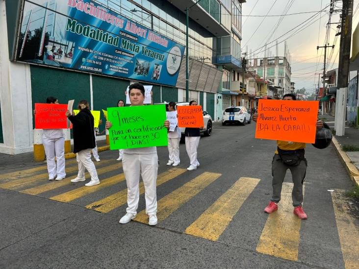 Estudiantes de Enfermería bloquean calle Magnolia contra universidad Leininger en Xalapa
