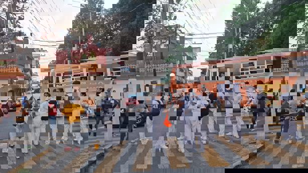 Estudiantes de Enfermería bloquean calle Magnolia contra universidad Leininger en Xalapa