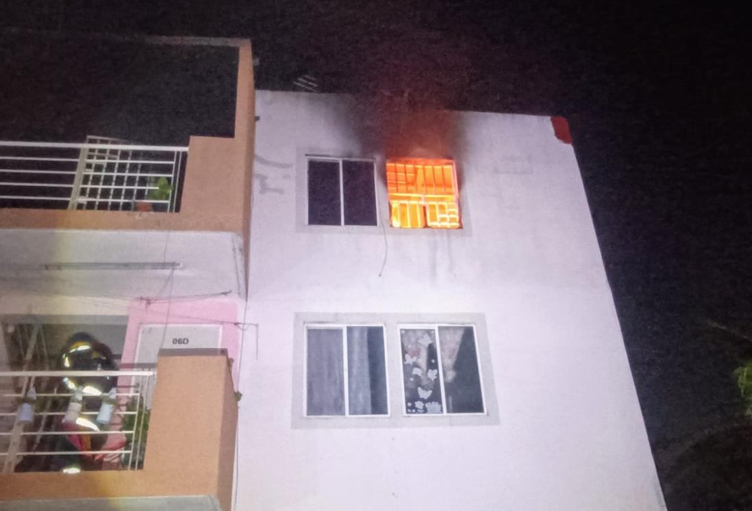Bomberos apagan incendio de Paseo Las Palmas en puerto de Veracruz