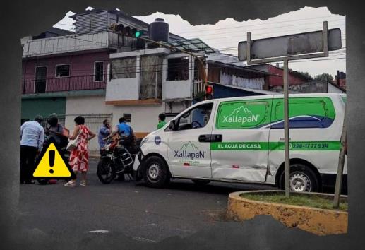 Camioneta embiste a motociclistas en avenida Ruiz Cortines, en Xalapa