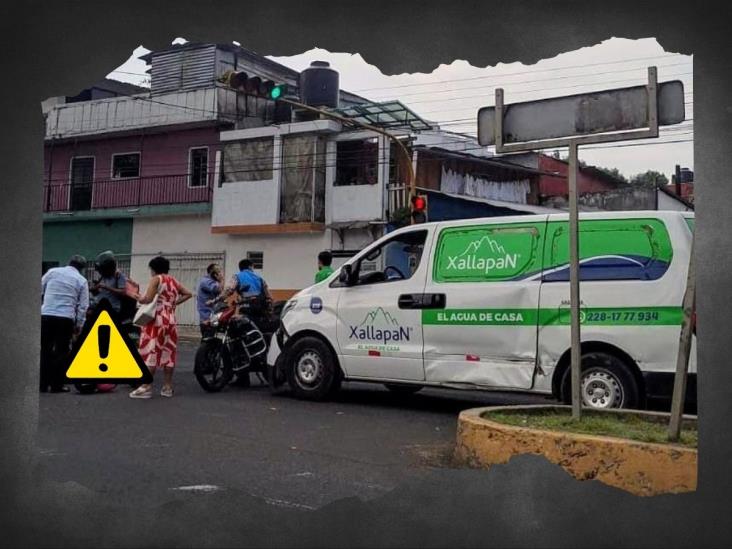 Camioneta embiste a motociclistas en avenida Ruiz Cortines, en Xalapa