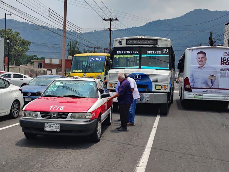 Caos vial por choque entre taxi y camión en la Avenida Cri Cri de Orizaba