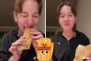 Con todo y hoja; tiktoker de EU sorprende al comer tamales por primera vez