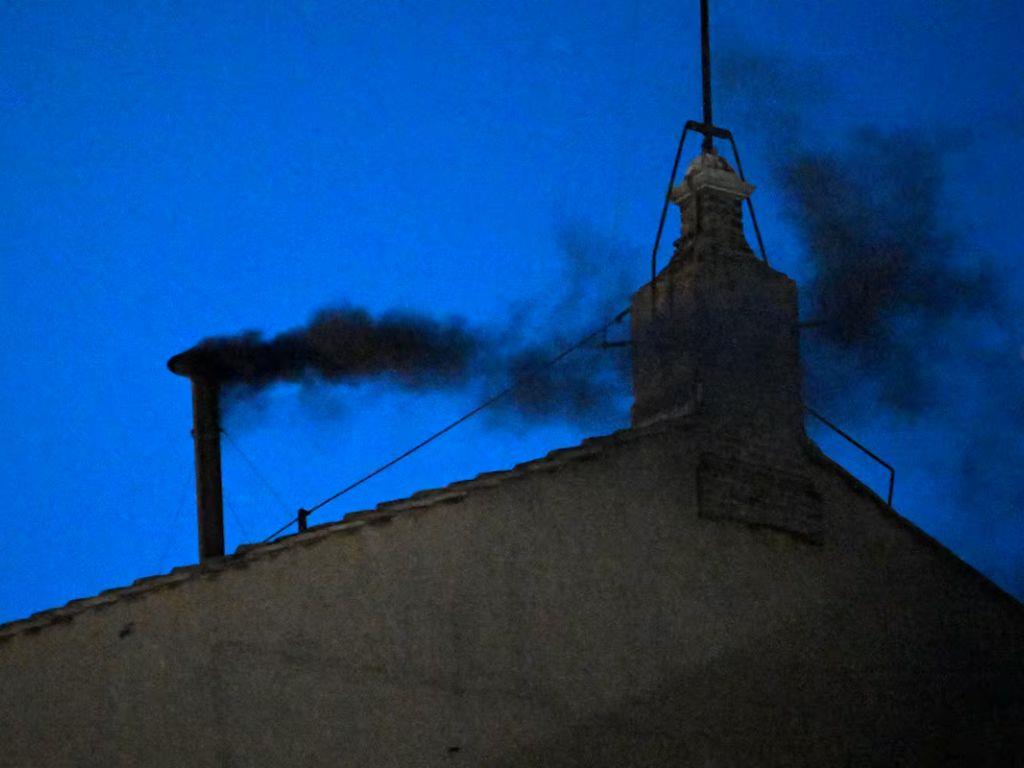 Cónclave 2025: otra fumata negra, cardenales no consiguieron consenso para elegir nuevo Papa