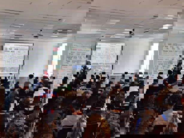 Coronel del ejército mexicano explica a jóvenes veracruzanos la cultura de la seguridad nacional
