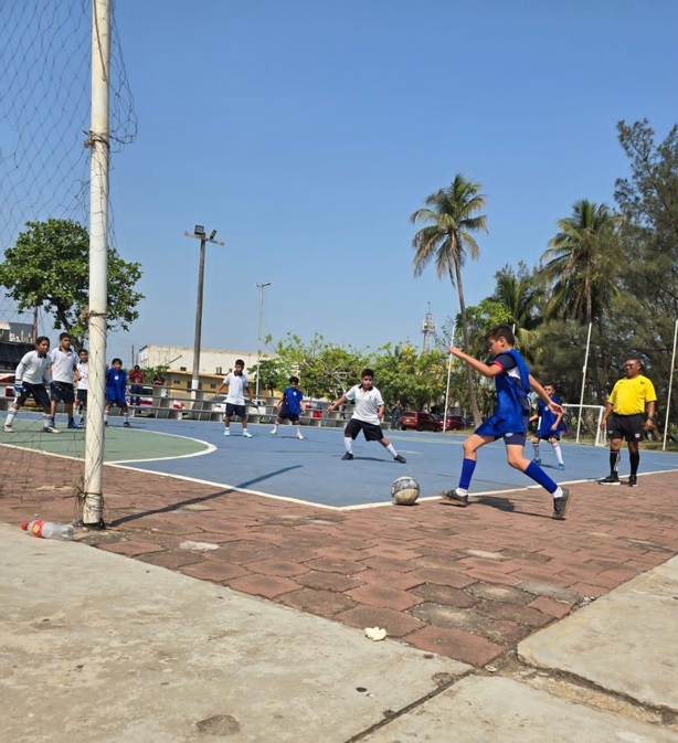 Destacan jóvenes en torneo de futbol 5