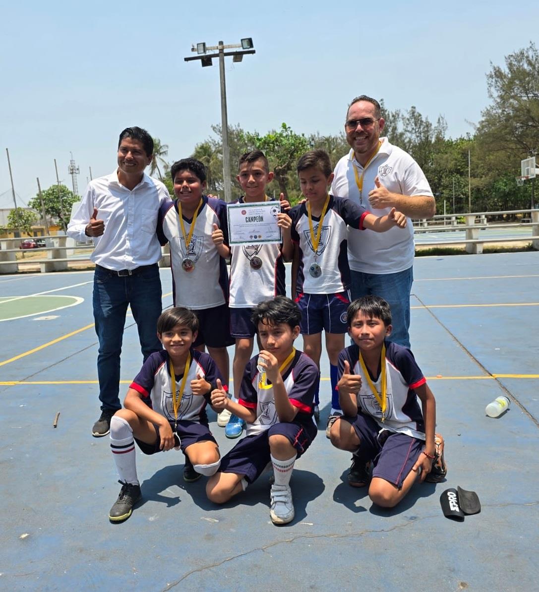 Destacan jóvenes en torneo de futbol 5