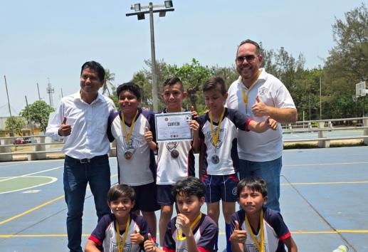 Destacan jóvenes en torneo de futbol 5