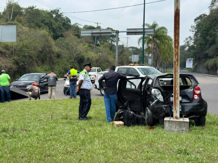 Impacto en cadena, Jetta lanza Spark contra poste en bulevar Xalapa-Coatepec