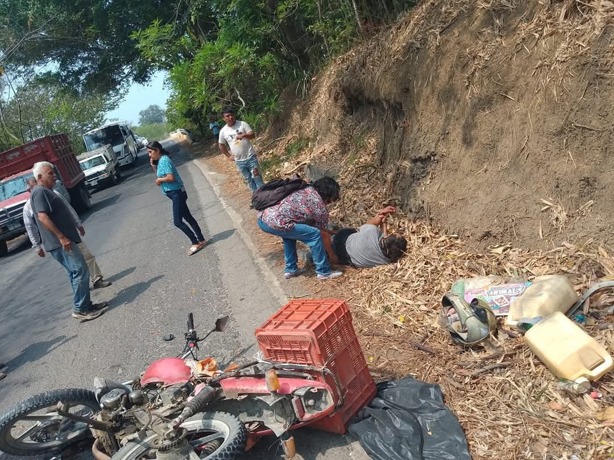 Campesino estrella moto contra camión en carretera en Martínez de la Torre
