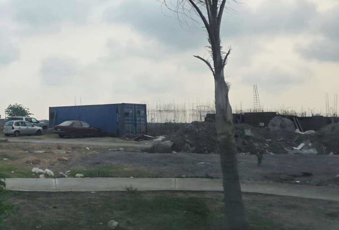 Acusan que constructoras de Veracruz dejan regado escombros en Puente Moreno