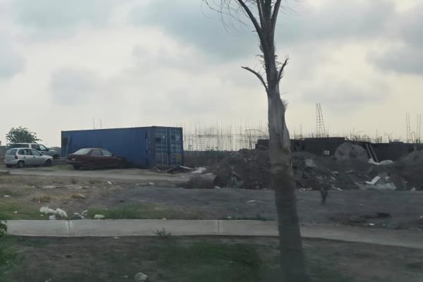 Acusan que constructoras de Veracruz dejan regado escombros en Puente Moreno