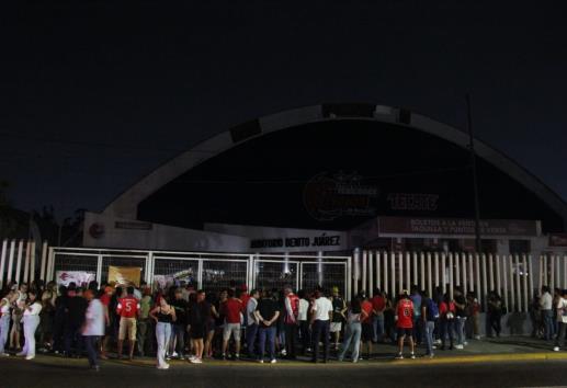 Con todo y 'apagón'.. ¡ganan las Rojas!