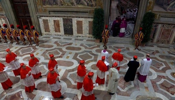 Sale humo blanco de la Capilla Sixtina; un nuevo Papa fue elegido
