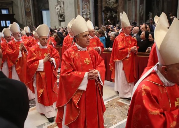Sale humo blanco de la Capilla Sixtina; un nuevo Papa fue elegido