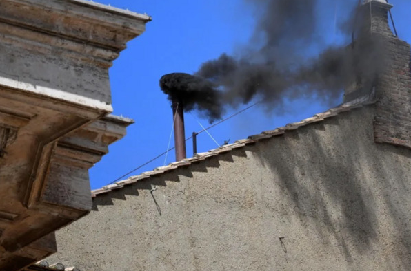 Humo negro en el Vaticano tras tercera votación del cónclave; aún no hay Papa