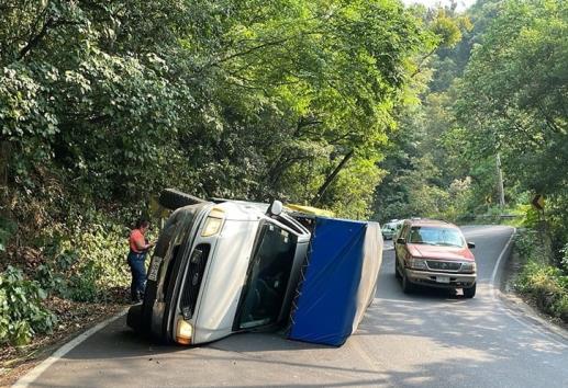 Camioneta termina volcada en las curvas de El Esquilón, en Jilotepec