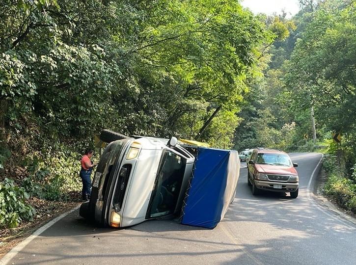 Camioneta termina volcada en las curvas de El Esquilón, en Jilotepec